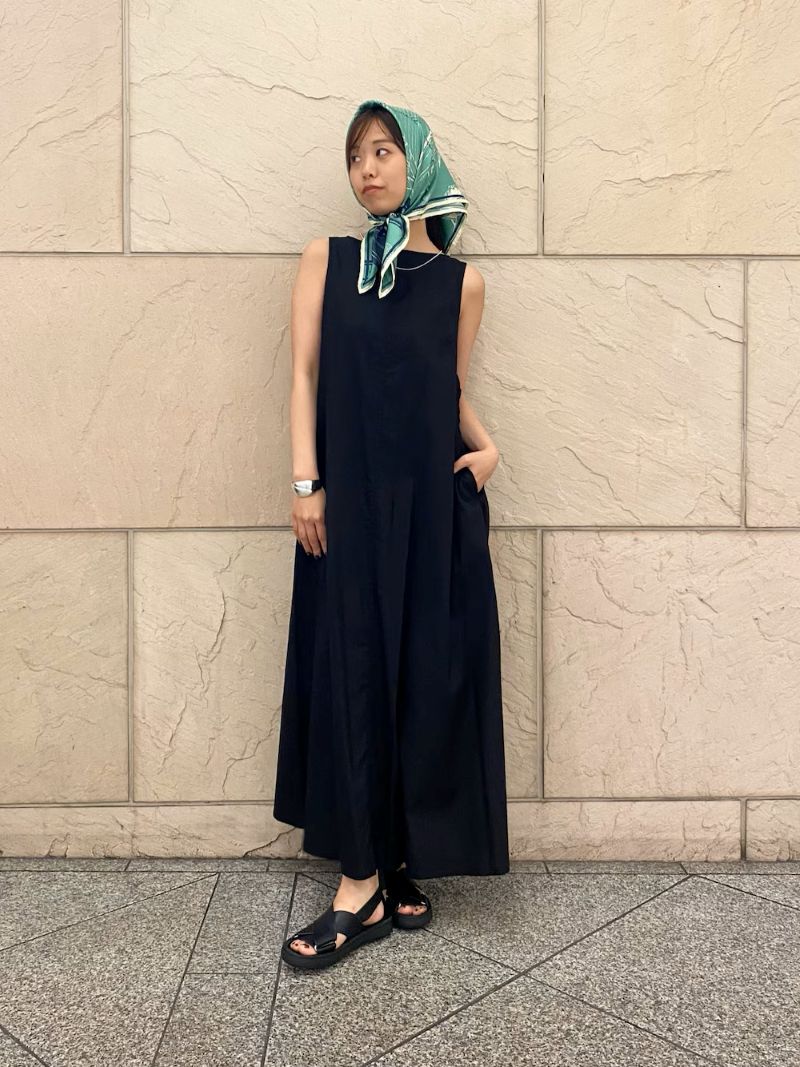 〈ワンピース〉
ROSSOの定番リボンドレス
今年も夏の大人気ワンピ入荷してますよ！
ブラックは毎年人気ですが今年はリボンを後ろに結んでラフに着るのが良い！
シンプルに着てスカーフを主役にしてます。
もちろんドレッシーに着るならリボンを前で結ぶと◎