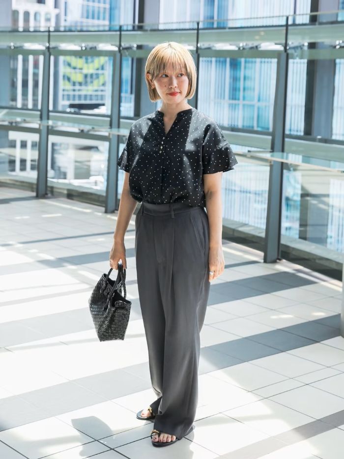 ・パンツ
落ち感の綺麗なパンツはオンオフどちらも使いやすいです。
細すぎず、太くないシルエットでトップスの形も選びません。
サイズ：普段36～38を着用しており、こちらは38を着用しています。
ウエストはインする余裕もあり、着丈もちょうど良かったです。