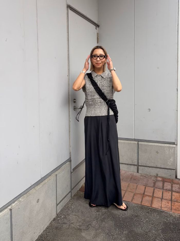 フレンチスリーブの計算された袖丈が
夏見えと華奢見えを叶えてくれます。

裾のリブが長めに設定されてるので
パンツ派もスカート派も
バランス良く取り入れられます。