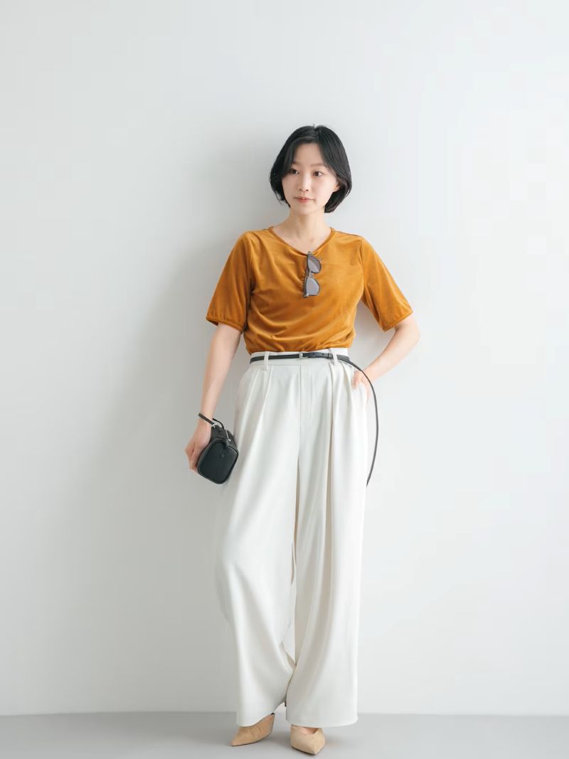Tシャツ感覚で取り入れやすいミニマルなデザイン。背面にはスリットディテールを施し、バックスタイルに抜け感をプラス。
一枚で着映えるのはもちろん、ジャケットやシアーシャツのインナーとしても存在感を発揮。シーズンの変わり目から長く活躍する、大人のワードローブに取り入れたい一着です。