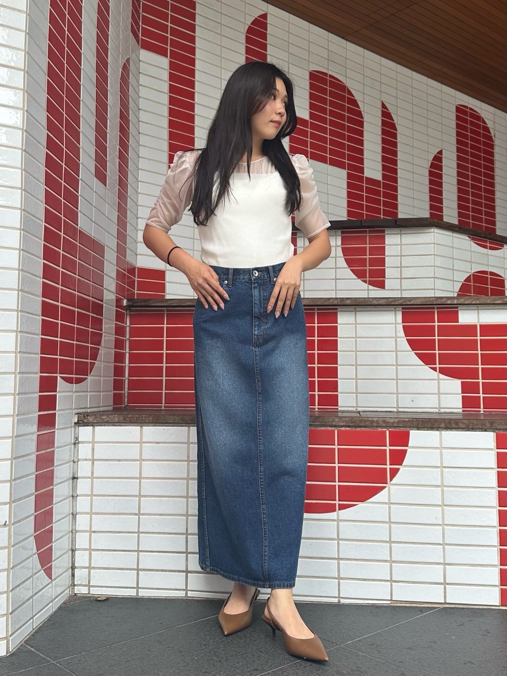 【ラメニットシアーコンビプルオーバー】

普段サイズ:38 / 着用サイズ:38

シアー素材がドッキングされておりさりげないデコルテ見せのプルオーバーです！


【デニムマキシAラインスカート】

普段サイズ:38 / 着用サイズ:38

タイトなラインで美しく履けるデニムスカートです。カジュアルになりすぎないので着回しもしやすいです。