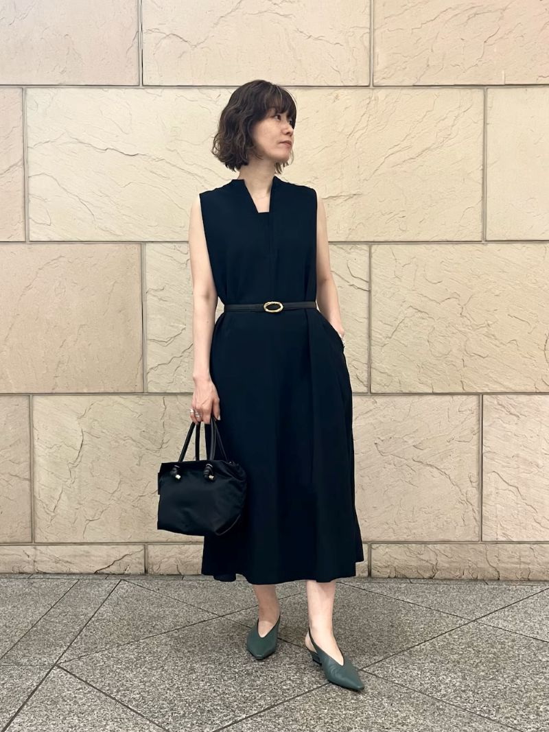 ベルトでウエストマークしましたが、
流れるような美シルエットが綺麗なので外しても可愛いです。

肌触りが良くサラッとした生地感で、着ているけど着てないくらいの感じで、ノーストレスでした◎
ジップも下までしっかりおりるので、着脱しやすかったです。