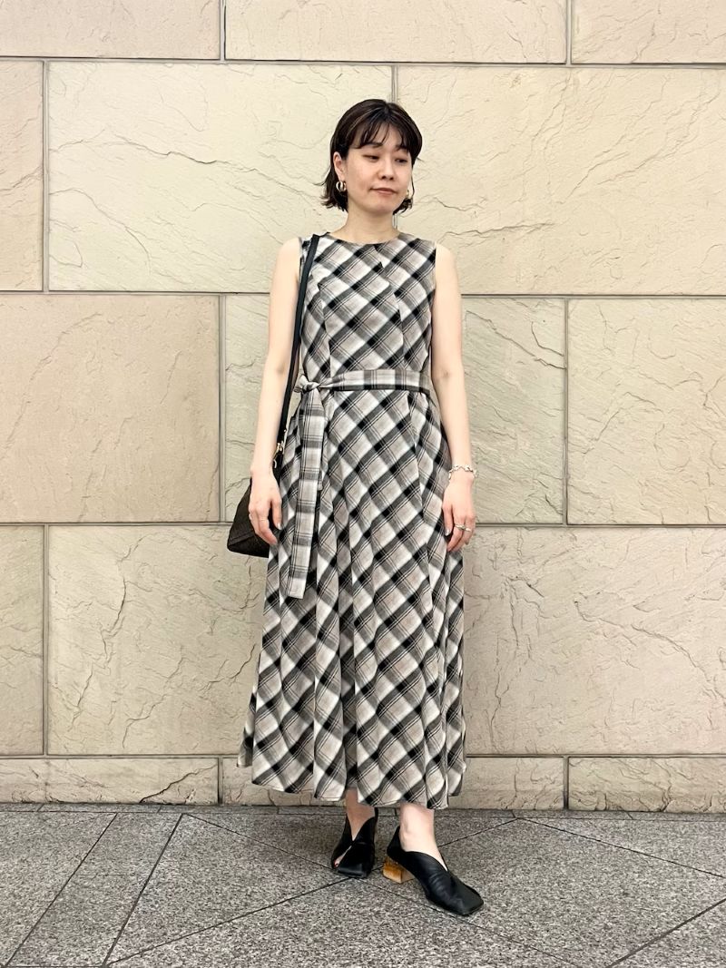 上半身は比較的コンパクトで、綺麗めな曲線ラインが女性らしいワンピース
ジャケット、カーディガン、シャツあらゆる羽織と合いそうです！
ベルトはウエストから首回りまでアレンジしたり、外しても大丈夫です◎
