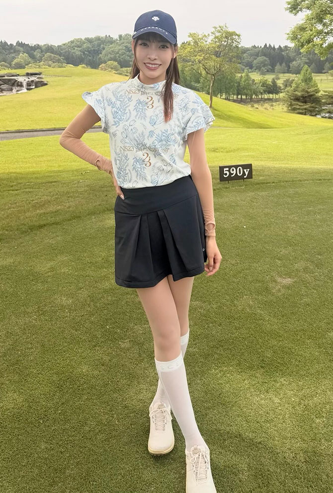 明るい色のトップスはグリーンにも映えてかわいい♡