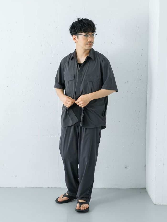 シャツはMサイズで程よくゆとり感で、閉じても羽織っても使いやすいサイズ感です。

パンツはMサイズでサンダルで少しだけクッションが入るちょうど良い丈感です。
めちゃくちゃ軽くてとにかくストレッチが抜群でアクティブなシーンでも活躍します。