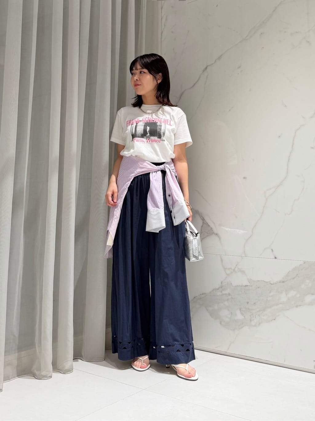 【PARIS ロゴT】　着用サイズ：2(FREE)
ヴィンテージライクなグラフィックTシャツ。
モノトーンフォトに映えるカラーロゴがアクセントになり、アート感のあるこなれた雰囲気で着ていただけます。
程よく体に沿うシルエットで、体のラインを拾いすぎず、女性らしくすっきりとした印象に◎
一枚ではもちろん、ジャケットやシャツのインナーとしても活躍するアイテムです。

※手洗い可能

【ウェーブレースイージーパンツ】　着用サイズ：1(S)
夏にぴったりなイージーパンツ。
さらっとした肌触りの綿100%素材が軽く、涼しくとても快適な着心地です。
裾のウェーブレースが、シンプルな着こなしにさりげない華やかさをプラス。
デイリーからリゾートシーンまで幅広く活躍し、夏の様々なシーンで活用していただけます。

※手洗い可能

スタッフ身長：155cm