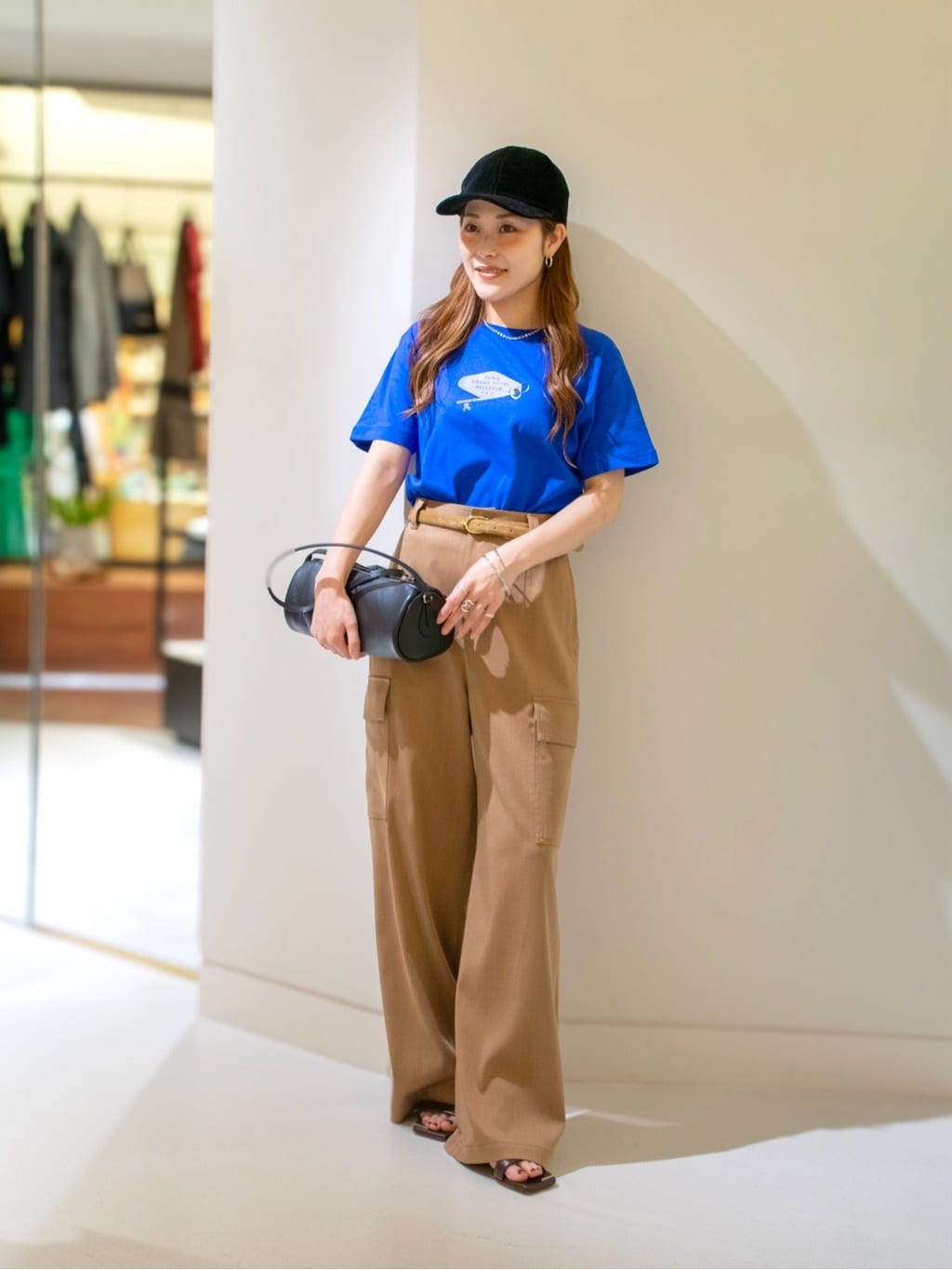 【キープリントＴシャツ】　着用サイズ：2(M)
架空のホテルのキーチャームがプリントされたTシャツ
大きすぎず、コンパクトすぎない程よいサイズ感でオンオフ着回し力の高い1着です。
滑らかで肌触りが良い生地で着心地もとても良いです。
1枚ではもちろん、カーディガンやジレ、ジャケットのインナーにもおすすめです。
普段Tシャツをお召しにならない方も取り入れていただきやすいおすすめの1着です。

※手洗い可能


【デニムライクカーゴパンツ】　着用サイズ：1(S)
オンオフ着回し力抜群のカーゴパンツ。
履くだけで抜け感のある大人コーデが完成します。
ウエスト周りはスッキリと見せ、裾にかけてセミワイドのキレイなシルエットがスタイルアップして見せてくれます。
ハイウエストかつ長めの着丈も脚長効果に。
トップス次第でカジュアルからキレイめまで幅広いスタイリングにマッチするおすすめの1着です。

※手洗い可能

スタッフ身長：151cm