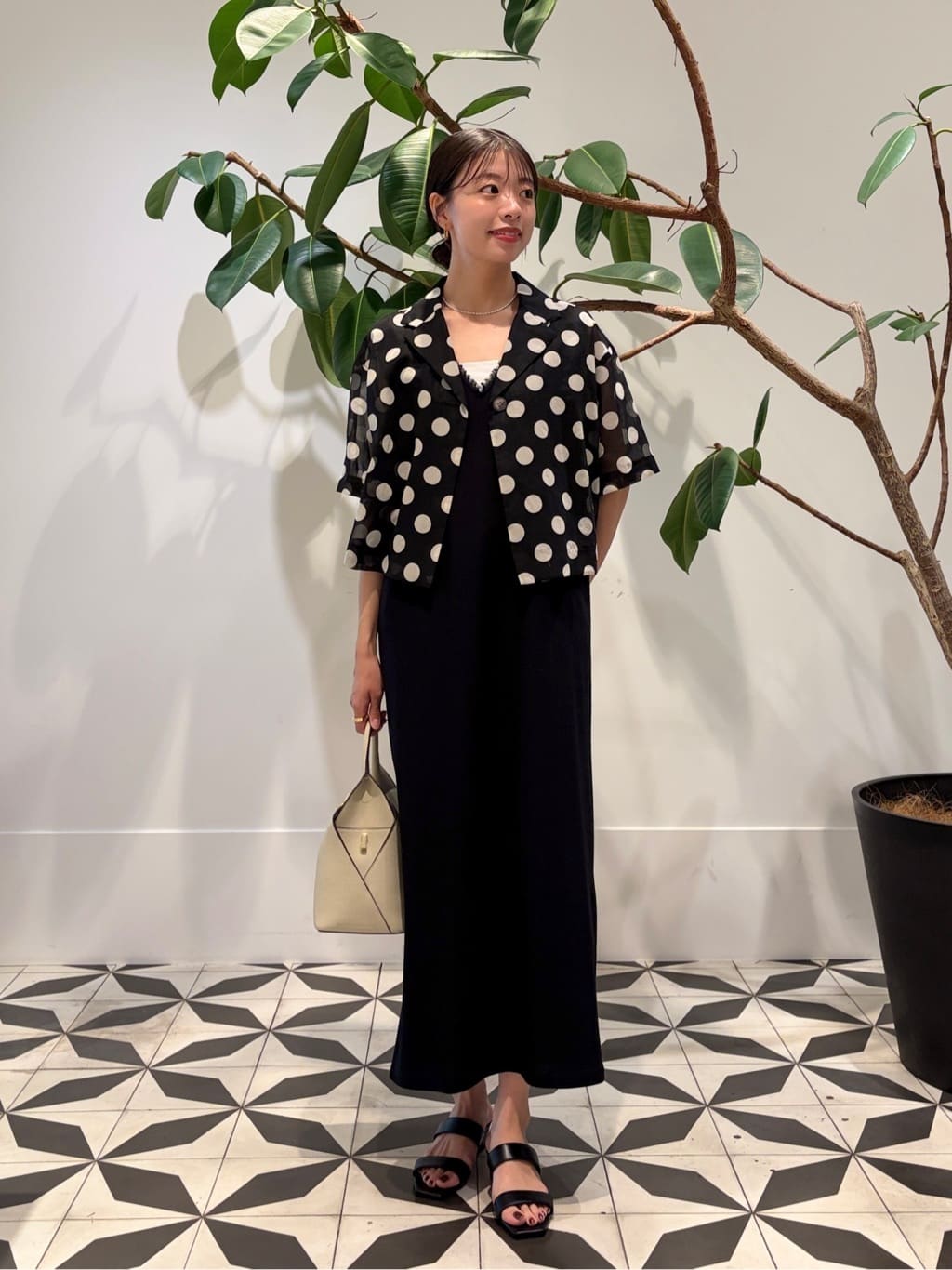 身長165㎝　〈MACPHEE〉コットンラッセル Vネックワンピースは、ミニマルなIラインシルエットと深めのVネックがシャープな印象の一着。
襟ぐりとアームホールに施されたフリンジがアクセントに。

〈TOMORROWLAND collection〉のアイコンであるドット柄のシャツジャケットを羽織り、モードな雰囲気のスタイリングにしました。
