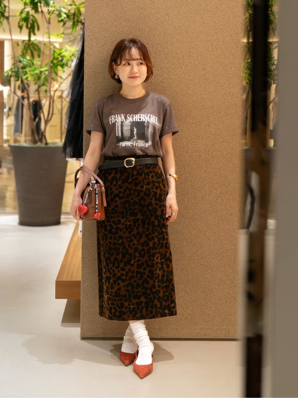 【PARIS ロゴT】　着用サイズ：2(M)
大人のカジュアルスタイリングにイチオシのロゴT。
一枚はもちろん、ジャケットなどのインナーとしても最適です。
とても柔らかく肌触りの良い生地感で着心地も◎
ホワイトはインナーに濃い色を着ると薄っすら透けますが気にならない程度です。

※手洗い可能


【別珍レオパプリントタイトスカート】　着用サイズ：2(M)
シックなカラーのレオパードスカート。
すっきりとしたシルエットで着痩せし、綺麗なIラインが女性らしい印象の一枚です。
程良い肉感のある生地でボディラインは拾わない嬉しいデザイン。
凹凸感、起毛感のある素材が華やかさを演出し、シンプルなトップスを合わせるだけでも様になります。
バックスタイルのゴールドジップもおしゃれなポイント。
ローファーやロングブーツ、パンプスなど様々なテイストで合わせていただけます。

スタッフ身長：146cm