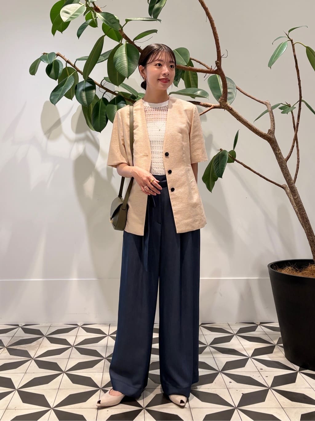 身長165㎝　〈Ballsey〉らしい上品な印象のジャケットは、オンオフ問わず幅広いシーンで活躍してくれるアイテム。
ウエストがシェイプされ、着丈も少し長めなので、縦ラインが引き立ちスタイルアップして見えます。

インナーにメッシュニットを合わせ、抜け感のある大人のスタイリングをイメージしました。