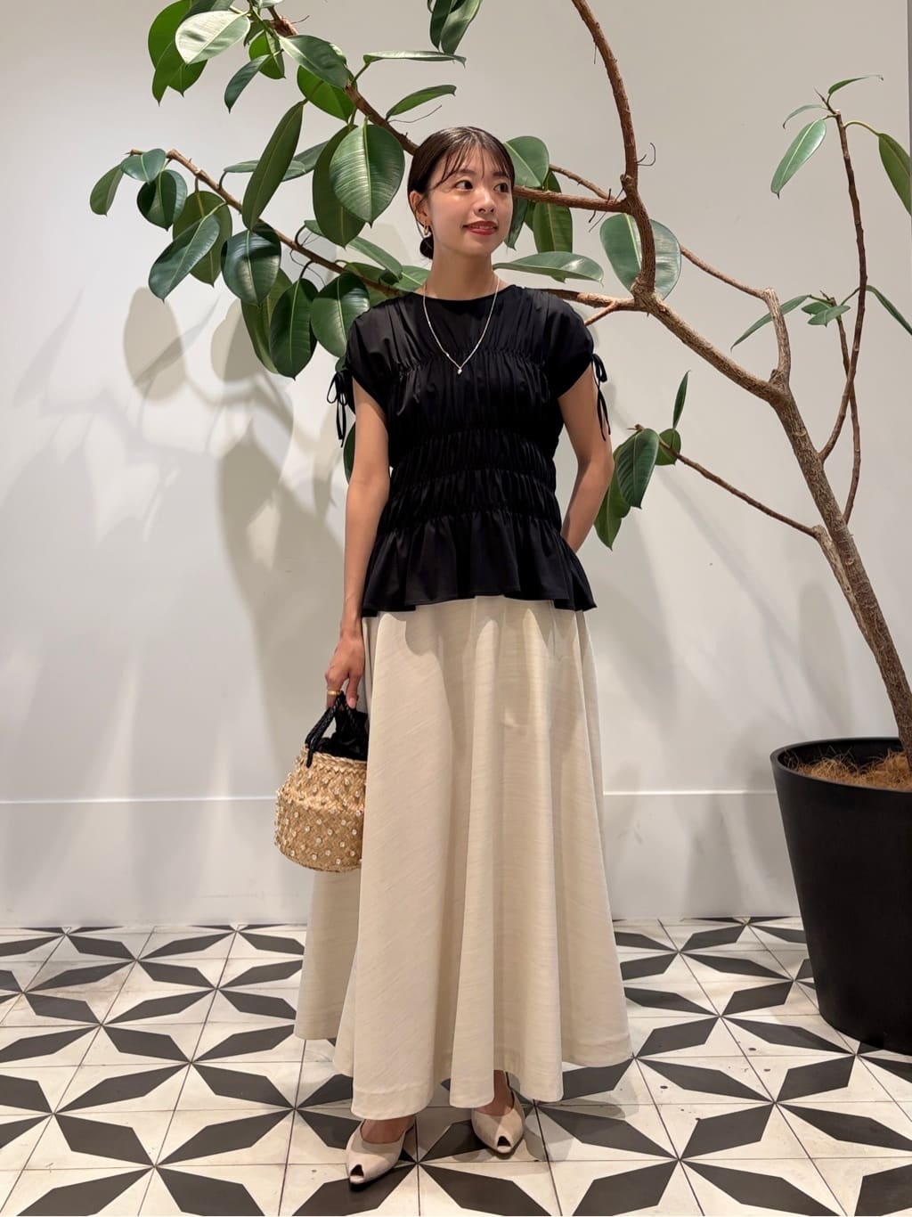 身長165㎝　〈Ballsey〉のプルオーバーは、シルクのようなさらりとした風合いと上品な光沢感が特徴。
絶妙な位置にシャーリングが施されており、身体のラインを拾いすぎず、すっきりと見せてくれます。