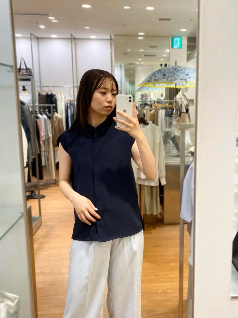 〈トップス〉
ROSSOのシャツカラーブラウス
柔らかすぎず硬すぎずの
絶妙にシャリっとした生地で
きちんとさに夏らしさをプラスしてくれます。
肩が隠れるので羽織なしでもオフィスで使えそう◎