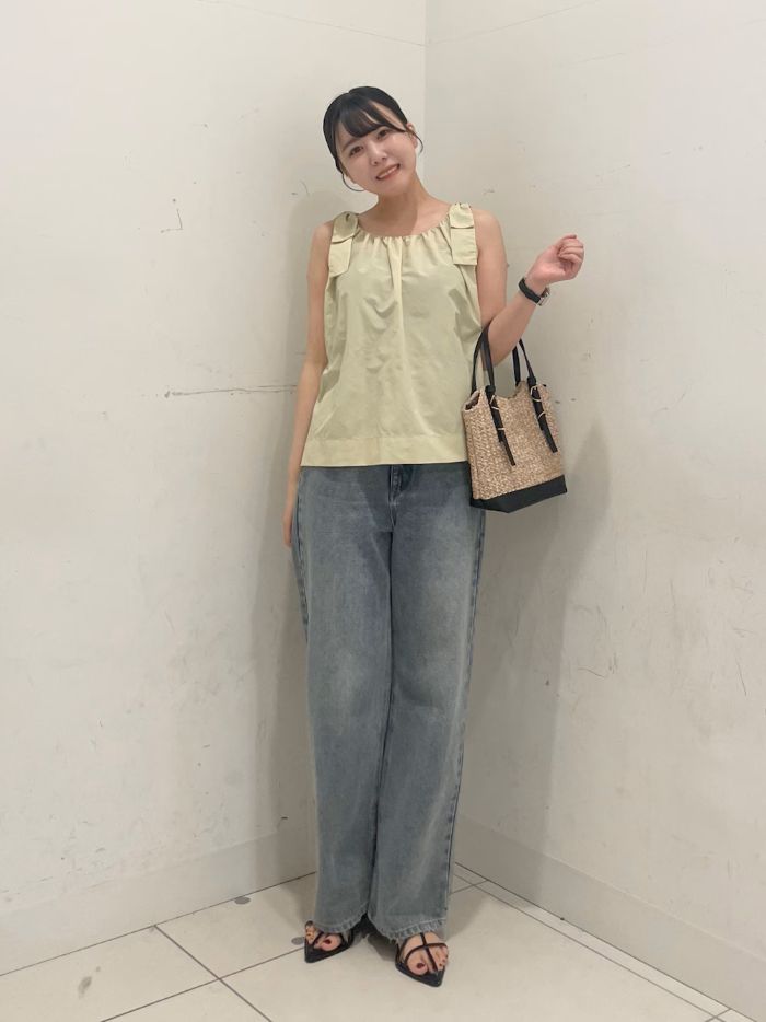 大人フェミニン存在感のある肩リボンが愛らしい軽やかサマーブラウスを着てみました
夏にさらりと着られる、清涼感たっぷりで軽やかな素材です◎