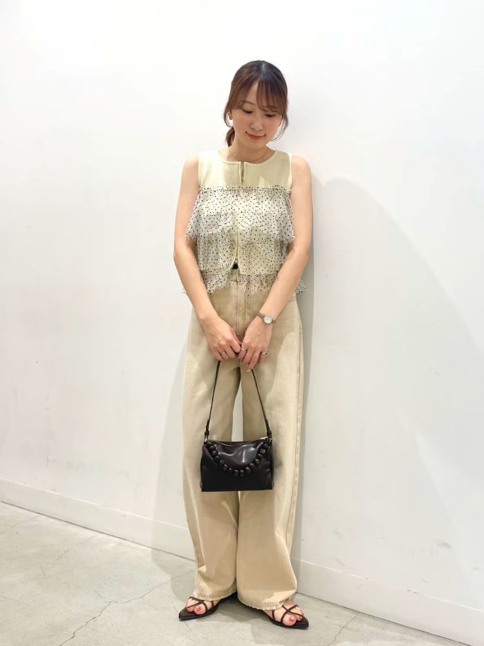 人気のトップスに新色追加されました！
チュールとドットの組み合わせが可愛いです◎
ダブルジップなので上下少しずつ開けると抜け感が出ておしゃれ見えします！