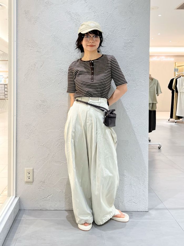 ⚪︎ワッフルボーダーヘンリーネックTEE
よく伸び着心地がいいです。ブラウンとヘンリーネックのデザインが程よいです◎

⚪︎ユーズドライクタックWIDEパンツ
ヘビロテです。綿100%なので年中履けますよ！コンパクトトップスとの相性ばつぐんです。
