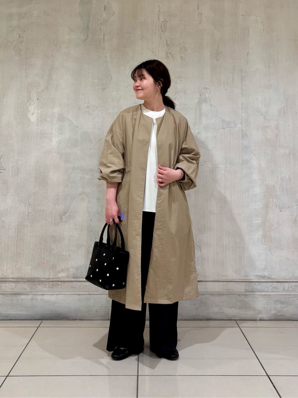 157cm ウェーブ ブルベ夏
【コート】Fサイズ
大人気のバルーン袖コートが今年も入荷✨
ウエストに絞りがあるので、キュッと絞ってワンピース風にも☺️
裏地がないナイロン生地だから、すぐ暑くなっちゃう最近の春には丁度いい薄さ🌸
でも、風はしっかりよけてくれます◎



【インナー】0サイズ
大人気のTブラウスが再入荷しております❣️
インナーにも1枚で着ても◎
白だけど透け感がないのでこれから1枚で着る時期にも安心です✨
157cmで0サイズを着ています！
前は少し短めですがお尻周りはすっぽりカバーできるのでスカートなどと合わせるのも◎
リアルバイして大活躍しています！



【パンツ】TMサイズ
ビアズリー定番のウエストリブパンツ。
ウエストのゴム太めで伸びるので、履けるけどウエストだけきつい！っていうこともありません✨
157cm、下半身が大きい為そちらで丈をとられるので、今回はTMサイズを着用！
ウエストを1折りしたらちょうどいい長さでした👏



【バッグ】
レザーの刺繍が素敵なバッグ👜
小さめなトートで斜めがけもできるのがありがたい◎
刺繍が目立つので持つだけで華やかな雰囲気になりますよ！