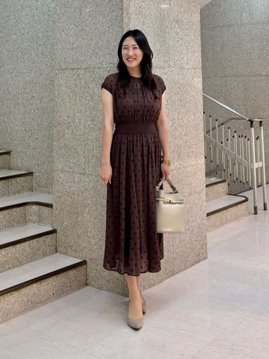大人気のワンピースに新色が登場しました。
初秋も楽しめるブラウンカラーは、少し深みがあり刺繍部分もブラックなので引き締まった印象です◎

常時展開していたネイビーとブラックとはまた違った雰囲気でお召しいただけます。

ウエスト部分のシャーリングがゆったりとしているのでとても着心地が良く、
食事会はもちろんデイリーにもおすすめな１枚。
羽織ものをかえてロングシーズン楽しめます。

スタッフ：163cm