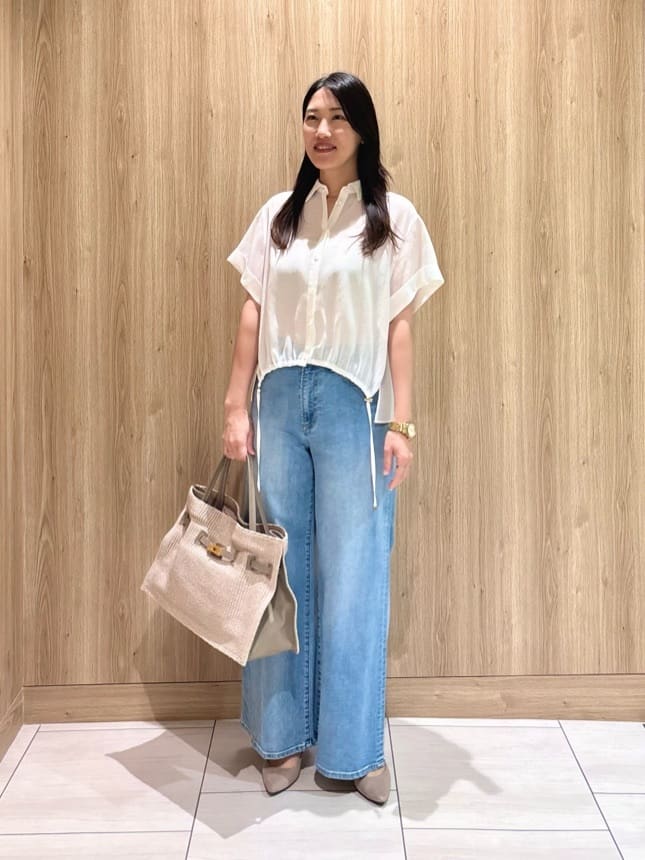 清涼感のあるシアーなブラウスに、デニムを合わせた大人カジュアルスタイル。

シアーのアイテムは暑い日も快適にお召しいただけて見た目の涼しさもおすすめです。
体から離れたゆったりとした着心地。

手洗い可能なので、白でも安心して着用いただけます◎
インナーは透けても良い色を選んでください。

スタッフ：163cm