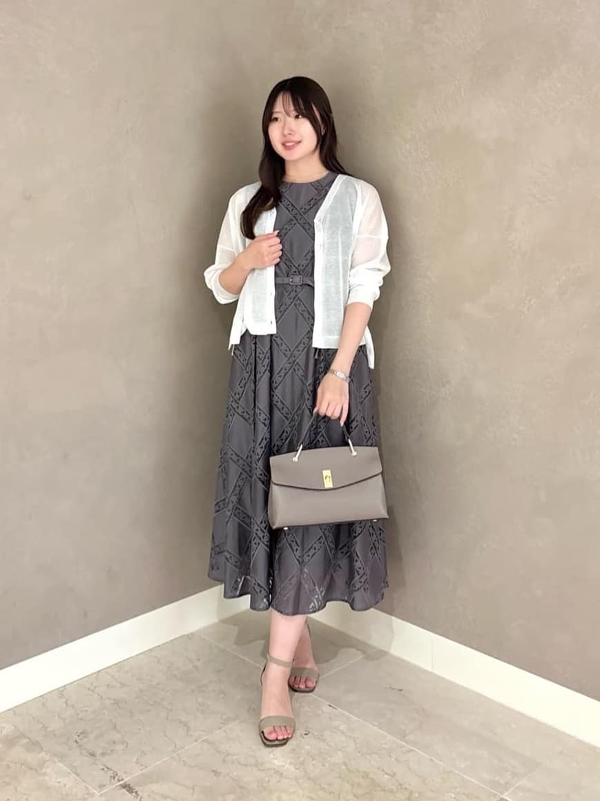 お出かけにぴったりな上品で綺麗目なコーディネート


タイル刺繍タックフレアワンピース

刺繍が豪華で立体感のあるワンピースは、上品でふわりとしたシルエットです。全体的に少しゆったりとしており、着心地の良い一枚。
高見えするような上質な素材が目を惹く特別なワンピースです。
サイズは通常通りがおすすめです。

シアー天竺vカーディガン

ゆったりと軽い着心地で着用できるカーディガンは夏の羽織にぴったりです。
シアー素材で涼しく快適にお召しいただけます。Ｖネックですので合わせやすくシンプルなデザインはトレンド問わず長くお使いいただけます。
サイズはゆったりとしている為、普段よりワンサイズ下げて着ていただくのもおすすめです。

スタッフ：154cm