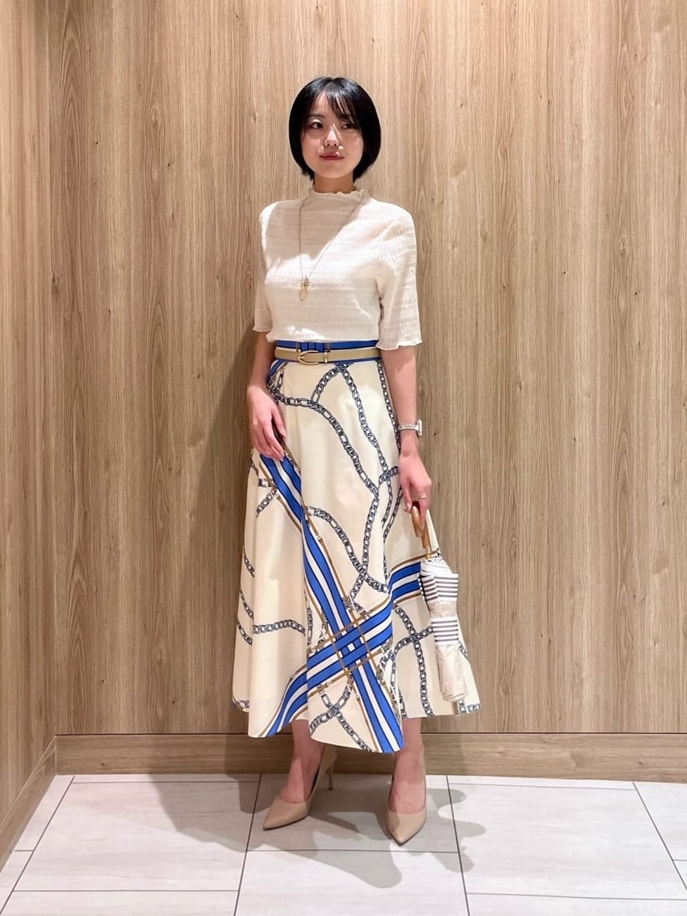 上品でフェミニンなお出かけコーデ〟

⦿サイズ
・トップス
程よいゆとり感で、袖丈はひじまであるので安心感もあります。
ハイネックなデザインですが首元も伸縮性があるので気苦しくありません。
キャミソールワンピースなどのレイヤードにもオススメなデザインです。

・スカート
サンプル品を着用しているため普段よりもワンサイズ上の38サイズを着用しています。

布分量がしっかりとあるフレアなデザインで、揺れ動きが綺麗です。
丈感は長めなので、より上品な印象のあるアイテムです。

⦿素材
・トップス
特殊な編み機を使用してランダムシャーリング加工を施しています。
ストレッチ性があるので着心地がよく、薄地なので軽く着ていただけます。

・スカート
イタリアンインポートのチェーン柄の素材です。
しなやかな素材感なのでドレープが綺麗にでる女性らしいアイテムです。
程よい光沢感もあるので、上品な印象があります。
スタッフ：162cm