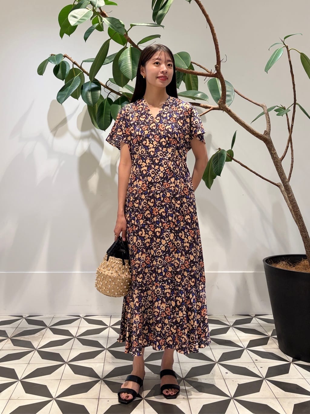 身長163㎝　華やかな小花柄プリントが印象的な〈Ballsey〉カシュクールワンピースは、首元がすっきりと見え、女性らしさを引き立ててくれるアイテム。
風になびくと裾にさりげない動きが生まれ、ロマンティックな雰囲気に。

さらりとした素材で、暑い日にもストレスなく着用いただけるので、一着あると重宝すると思います。
旅行やリゾートシーンにもおすすめしたい、夏の気分が高まるスタイリングにしました。