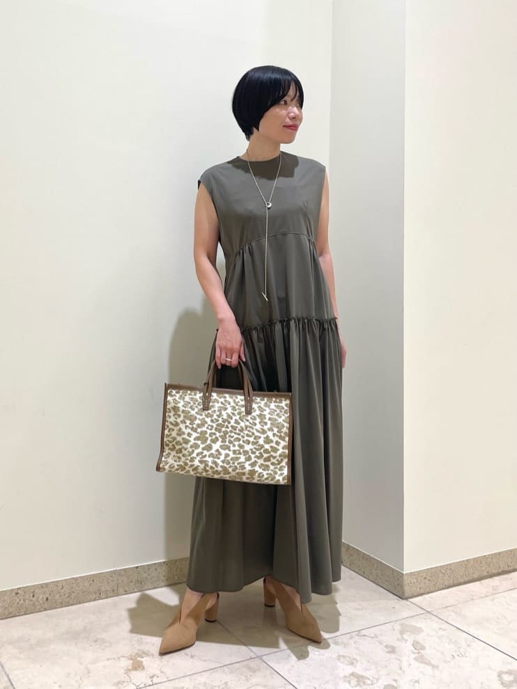 身長156㎝　上質なジャージー素材を使用した〈クリスピージャージー ティアードワンピース〉は、滑らかなタッチと控えめな光沢感が魅力です。
伸縮性に優れており着心地も抜群で、リラックスした休日スタイルやデイリーコーデにもおすすめです。
ティアードデザインが身頃のスッキリ感を引き立て、裾に向けて華やかさを演出します.
