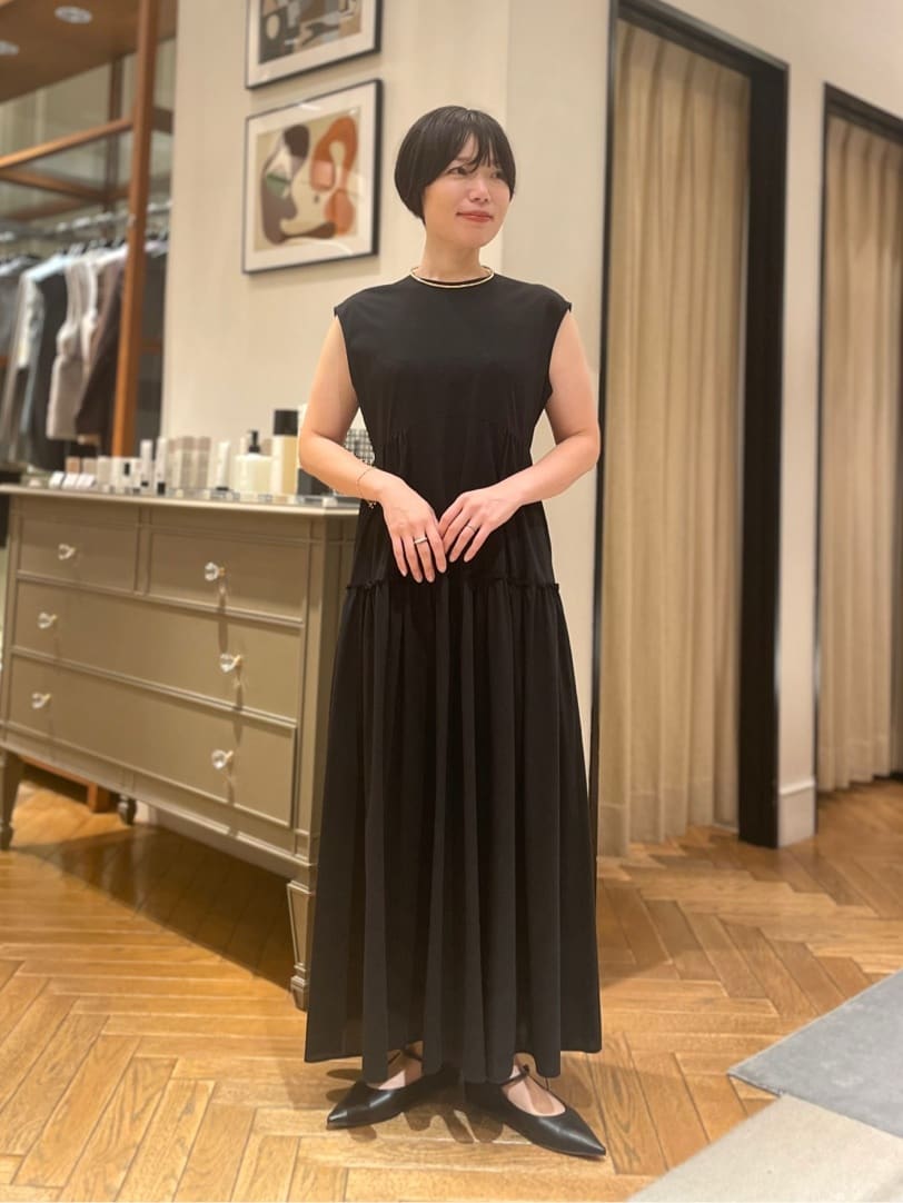 身長156㎝　クリスピージャージー ティアードワンピース。
控えめな光沢と滑らかなタッチで女性らしい印象を演出し、動くたびに広がるティアードシルエットがドラマティック。
ベストを重ねることで、フェミニンなワンピースにモダンなニュアンスが加わり、特別な日にも映えるスタイリングに仕上がります。
