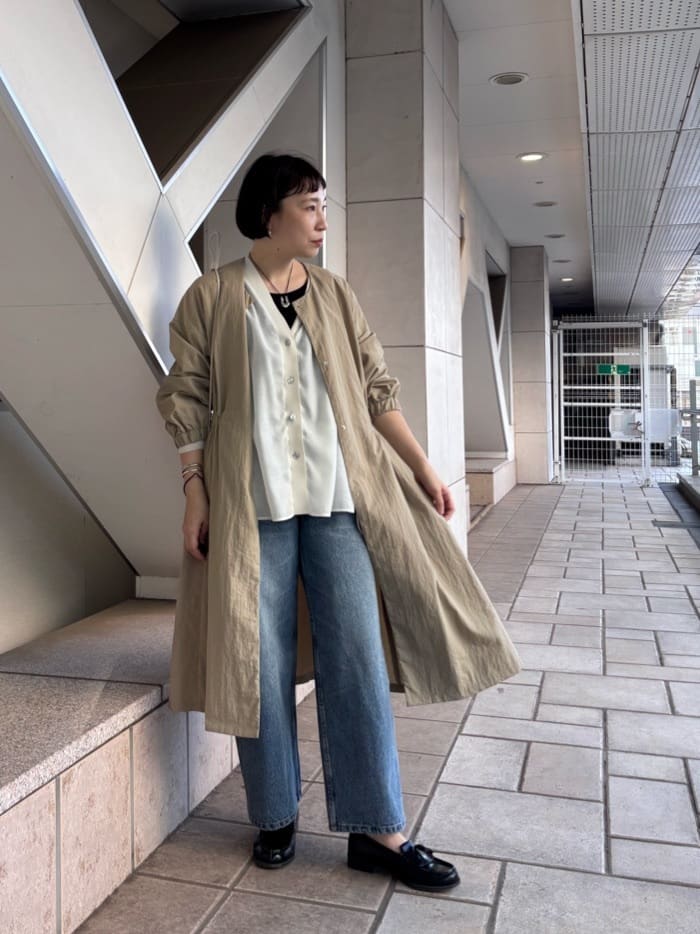 157cm ウェーブ ブルベ冬
【コート】
春って、脱いだり着たり忙しい。
だからこそ、
コンパクトに畳めて持ち運びしやすい春コートがちょうどいい。

✔︎ シワになりにくい
✔︎ 軽さわずか230g
✔︎ ゆったりシルエット

でも、
ドローコードをきゅっと絞れば
一気にメリハリのある大人バランスに。

羽織るだけで簡単にオシャレに見えるので、
忙しい毎日を支えてくれます。

“軽いのに、ちゃんとおしゃれ。”
そんな春アウターです🌿


【シアーカーデ】
ブラウス感覚で着られる、軽やかカーディガン。

シアー素材だから、
羽織った瞬間ふわっと抜け感。
重ねても、もたつかない軽やかさ。

ボタンを閉めればトップスとして、
開ければさらっと羽織りに。

きちんと感はそのままに、
涼しげで、やわらかい印象に😊

春夏に頼れる、“ちょうどいい”一枚です。



【デニム】着用サイズ０

平均身長さん、デニム問題これで解決👍

「長い…」が当たり前で、
丈詰め必須だったあの悩み。

ついに、0サイズが登場。

ローファー合わせはもちろん、
サンダルでもバランスよく決まる安心丈。

さらに、
腰まわりのさりげない刺繍や
サイドベルトのディテールが効いていて、
シンプルなのにちゃんと洒落る。

お直しいらずで、この完成度。
これはチェックしてほしい一本です。