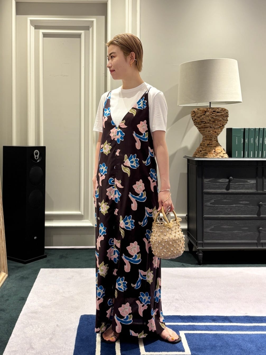 身長162㎝　〈MACPHEE〉レイトンプリント キャミソールワンピース
LIBERTY社のプリントを使用した遊び心のあるフラワープリントが目を惹くワンピースです。
軽やかで落ち感のある素材が、身体を包み込むようなリラックス感のある着心地です。
背中のリボンで丈の微調整が可能。
Tシャツやタンクトップの上に着るだけでスタイリングが完成します。