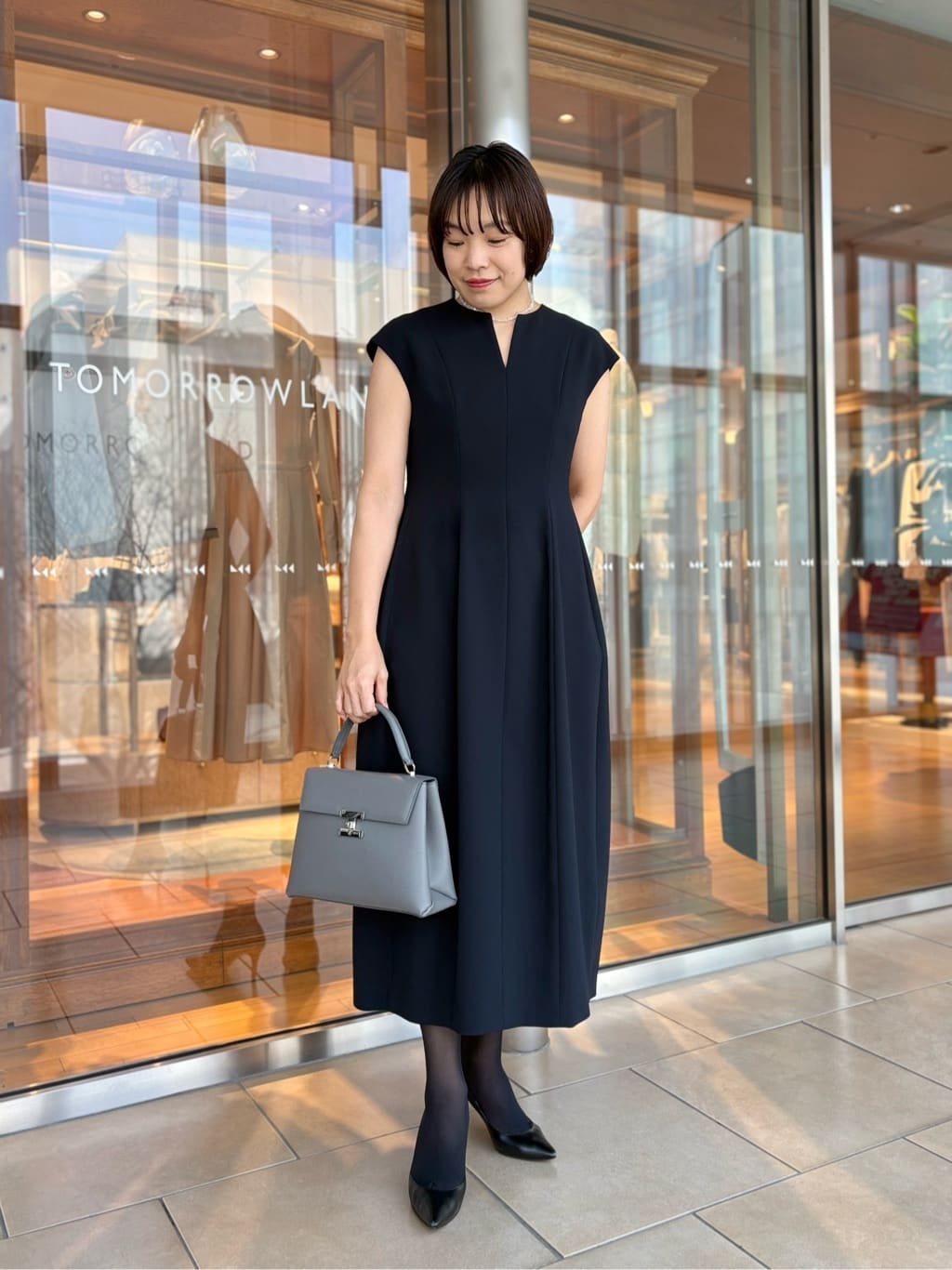 身長164㎝　ワンピースは長身の方でもバランス良く決まるたっぷりめの丈感が嬉しいポイントです。
ゆとりのあるシルエットですので肌寒い季節は薄手のブラウスをインナーにして調節していただくのも良いかと思います。