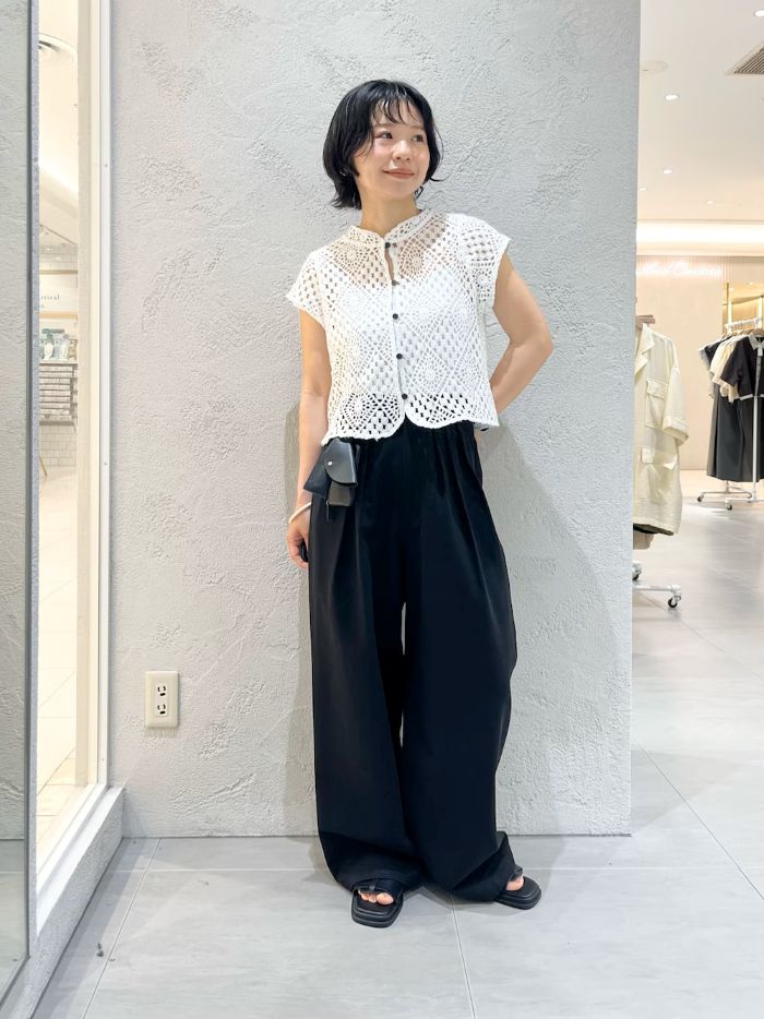 ○コンパクトレースブラウス
コンパクトなので、トレンドのゆるっとしたボトムアイテムと相性がいいです。

○タックWIDEパンツ
腰位置低めなので、ずるっと長めです。ベルトでウエストまであげたら綺麗に履けます。
モノトーンで格好よく合わせました！