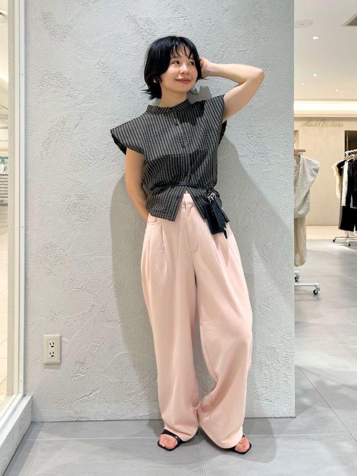 ○バルーンスリーブチェックシャツ
お袖のインパクトが可愛いシャツです！このボリュームがとてもいいです。
腕は華奢見えします！

○ダブルタックスウェットパンツ
淡いピンクカラーは取り入れやすいです。ブラウンやグレーに合わせると甘くならないです！