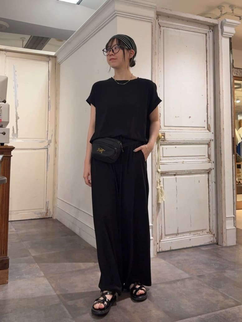 158cm ナチュラル ブルベ夏
【blouse】 着用サイズ：F
サラッとしていて肌離れの良いブラウス。
袖は短めですが、肩周りや二の腕はしっかりカバーしてくれます。
丈感はおしりが隠れるくらいで、後ろにスリット入りなのでワイドパンツと合わせてもすっきり！

洗濯：手洗い可
伸縮性：あり
透け感：なし
裏地：なし

【pants】 着用サイズ：1
同素材のワイドパンツ。
テロっとした素材なので落ち感があって、体のラインを拾わない。
シワにもなりにくくお手入れ簡単です！
158cmの私が1サイズを着ると少し長めのずるっとした丈感。
ウエストに紐あるので、絞ってウエストで調節できます！

洗濯：手洗い可
伸縮性：あり
透け感：なし
裏地：なし