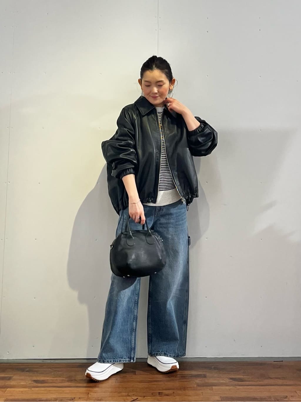 156cm ウェーブ ブルベ夏
【jacket】着用サイズ　　1 size
レザーのスッキリしたブルゾン
裾にドロストコードが入っているので絞ってギャザーを調節できるアイテム

スッキリとした着丈でスカートやワイドパンツなどともおすすめです。


【inner】着用サイ　F size
ポンチョのようなシルエットで
着るだけでオシャレが決まるニット

サラッとした柔らかな素材で梅雨時期にもシーズン長く着やすいデザインです。


【pants】着用サイズ　　0size
腰回りがスッキリとしていてスタイルアップが叶うデニムパンツ

スッキリとした着丈のデニムパンツなので
156cmの私で0サイズを着用しています。
くるぶしが隠れて、長過ぎずちょうどよい着丈となります。