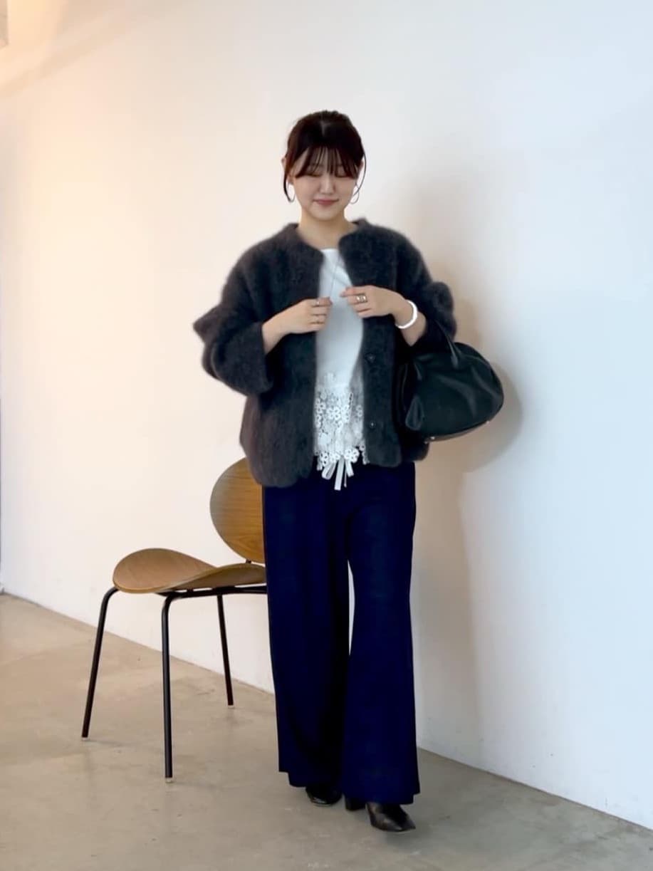 162cm ナチュラル イエベ春
【アウター】
フォックスとカシミアのふわふわ感に気分も上がる素敵なコートのショート丈バージョン！
重心が上がるのでファーのボリューム感が苦手だった方はこちらのショートタイプおすすめです。
ロングもあります。
見た目に反してとっても軽く、カーディガンのように羽織れます。

身頃、袖には裏地つきなのでインナーとの摩擦も気にならず、
するっと着脱できてノンストレスでした！

ファーのゴージャス感を抑えてくれるグレーは
カジュアルにもきれいめに合わせやすいです◎


【ボトム】サイズTM着用
程よいワイド感ですっきり美脚見えするパンツ。
162cmで長めのTMを履くことでより脚長効果も。

インディゴデニム調の色合いはきれいめな印象で
いわゆるジーパンとは違う上品さがありなぎらも
デニムコーデを楽しめます◎
とろみのある柔らかい素材で、
ウエストもリブなので履き心地が楽ちんです。
