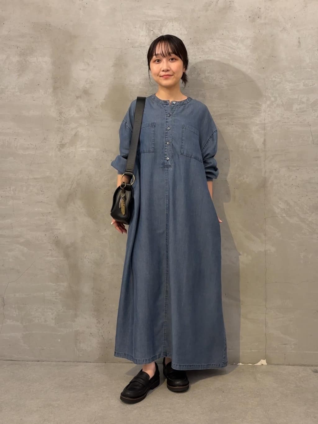 149cm ウェーブ イエベ春
【ワンピース】着用サイズ:0
※写真はサンプルのため、完成品はこちらから3cm着丈が短くなります。
短くなるとくるぶしくらいの着丈になります。
柔らかく落ち感のあるデニムで動いたときの揺れ感が綺麗です。
袖口はリブなのでさっと捲れて落ちてこないのも嬉しいポイントです。

【バッグ】
ビアズリーロングセラーのボディバッグから新バージョンが登場。
今回のために特別にデザインされた幾何学柄の刺繍を施しています。チャーム付きなのも嬉しいポイント。
日常使いにも馴染むデザインで、シックで洗練された印象を添えてくれます。
シンプルなワンピースに合わせることでアクセントになります。