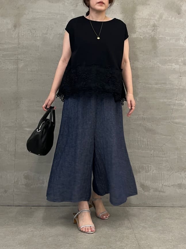 160cm ストレート イエベ春
裾レースフレンチカットソー（ブラック）
着た瞬間、まず感じるのがラクさ。

締め付け感もなく、肌あたりもやわらかくて
一日着ていてもストレスがない一枚。

気になる二の腕はさりげなくカバーしつつ、
裾のレースで自然と華やかさもプラス。

ラクなのにちゃんと素敵に見える、
つい手に取りたくなるトップスです。

--------------

リネンデニムサルエルパンツ（インディゴ／1サイズ）
とにかく軽くて、動きやすい。

締め付け感がないから長時間でも疲れにくく、
でも落ち感があるのでラフすぎないのが嬉しいポイント。

体のラインも拾いにくくて、
自然とバランスよく見せてくれます。

気負わず穿けて、ちゃんと整う一本。

--------------

ラウンドミニボストンバッグ（ブラック）
コーデ全体をきゅっと引き締めてくれるブラック。

コンパクトなのに必要なものはしっかり入って、
どんなスタイルにもなじむ使いやすさ。

気づいたらこればかり持ってしまう、
そんな安心感のあるバッグです。

--------------

最近は、
“ラクに着られるかどうか”がすごく大事。

でも、ただラクなだけだと
なんだか物足りない。

このコーデは
着ていてストレスがないのに、
ちゃんと素敵に見えるバランス。

トップスはやわらかくて軽く、
パンツは締め付け感がなくて動きやすい。

どちらも体のラインを拾いにくいから、
無理してる感じが出ないのも嬉しいところ。

頑張らなくても整って見えるから、
自然とこればかり選びたくなる。

着心地も見た目も、どっちも大事にしたい今。
こういうアイテムが、やっぱり一番出番が増えます。