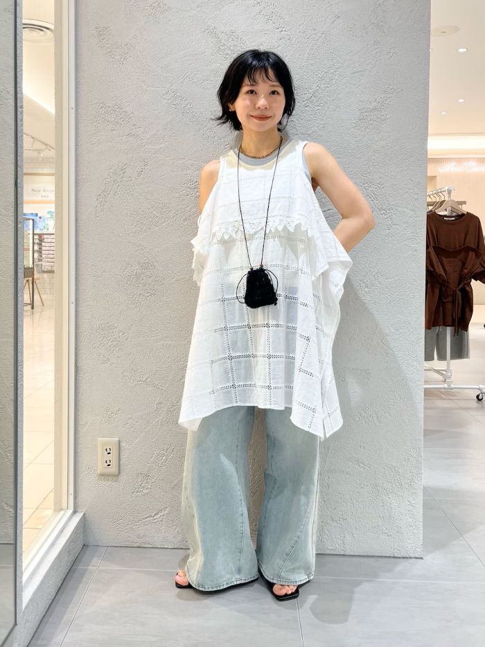 ○2WAYアイレットエンブロイダリーワンピース
お尻まで隠れる長さがポイントです。インナーがなんであれ、こちらを1枚重ねるだけでコーデの主役顔です！
レースが夏らしくしてくれます。
