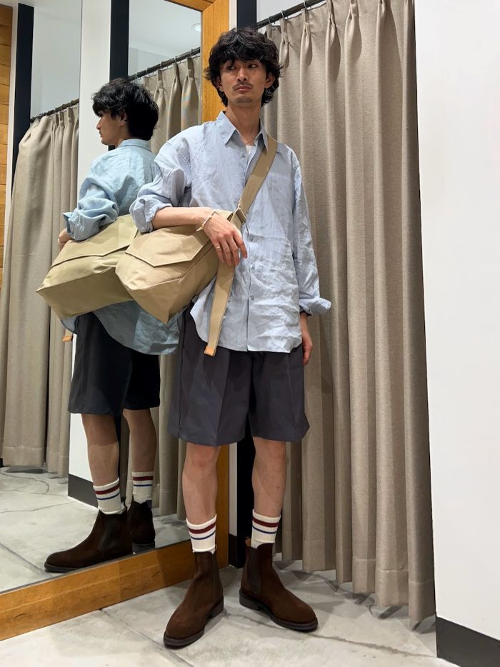数あるリネンの中でも最高級の素材を採用したシャツ。
サイズ感をコンパクトに設定しながらも抜け感のあるドレスシャツディティールを備えています。