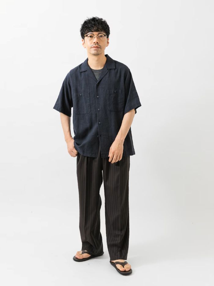 シャツはMサイズでリラックス感のあるややゆったりシルエット。
こだわりの洗い加工で雰囲気のある仕上がりです。

パンツはMサイズでローファーでややクッションがある丈感です。
太さはややワイドなのでいい感じのサイズ感でまとまります。
