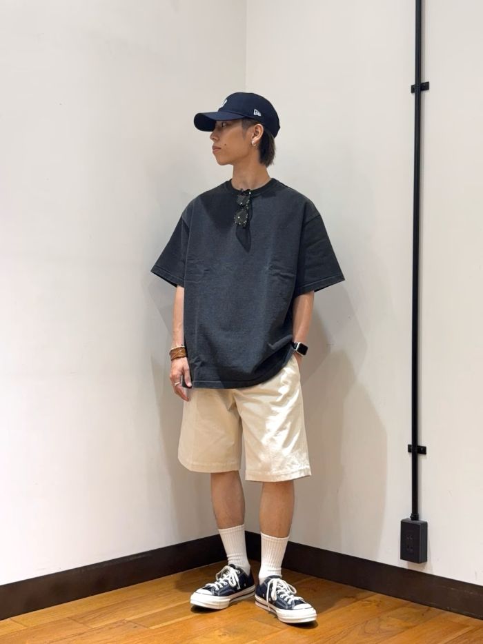 Logic oneのTシャツを使った少年心を忘れないコーデです。

どれだけアクティブに動いてもへこたれないしっかりとした生地感のTシャツに、少し大人の雰囲気を醸し出してくれるショーツ、そして歩きやすさ抜群のLGCYで少年心を忘れずに過ごすことができるコーデの完成です。