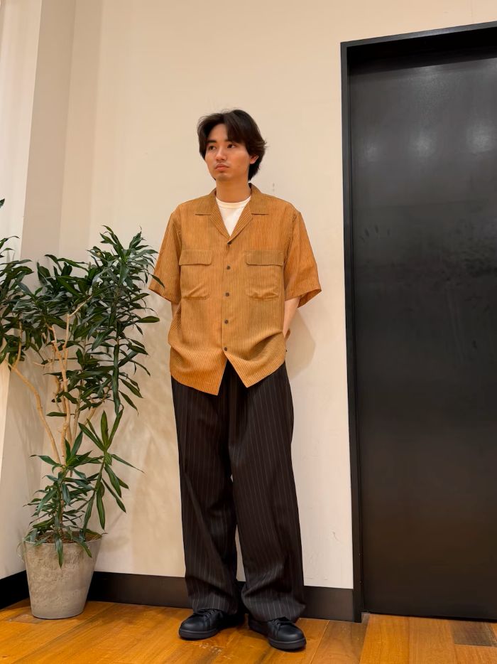 シャツの素材はキュプラ100%で、着心地が良く、とても軽いので夏におすすめの1枚です。サイズはMを着用しております。
パンツをブラウンにして、シャツのオレンジ色と色の系統を合わせてコーディネートを組みました。