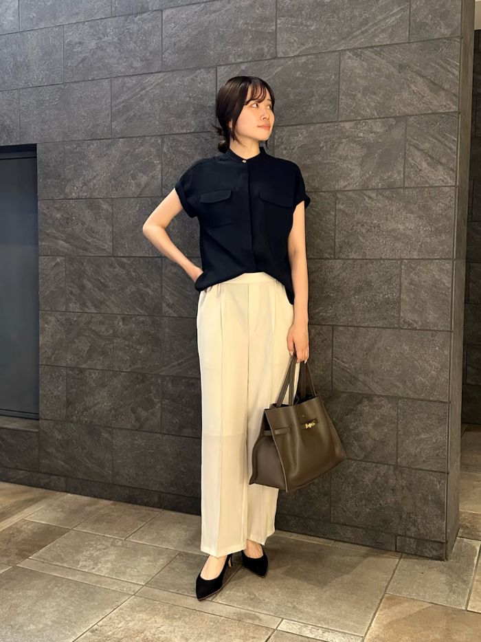 見た目はきれいめですが、とにかく履き心地が良くて、シワになりにくく速乾性もあるので、普段使いからお仕事まで幅広くお使いいただけます◎

それぞれ同色のセットアップでも着用可能◎
