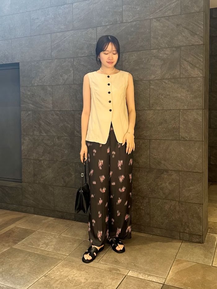 夏に快適な麻ミックスジレ!
ウエストが少しくびれたシルエットでスタイルアップ効果も◎

ROSSOのダークプリントパンツを合わせて大人っぽく♩