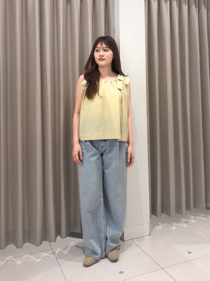 新作リボンブラウスは
肩周りのデザインが可愛くおすすめ◎
デニム合わせで甘すぎないコーデに！