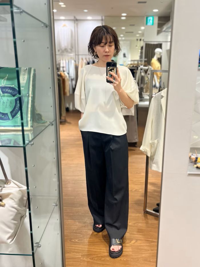 お袖のバルーンデザインがポイントに、、！
オンオフも華やかに決まるトップスにおすすめです！
着心地もクールタッチ仕様なので、さらさら快適です◎
