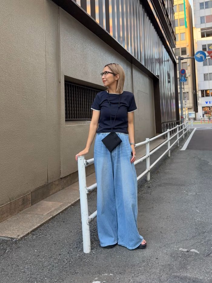 シンプルなTシャツ×デニムスタイルも
レイヤード風のデザインなら一枚でこなれ感。

デニムは待望の再入荷。
38を着用しております。