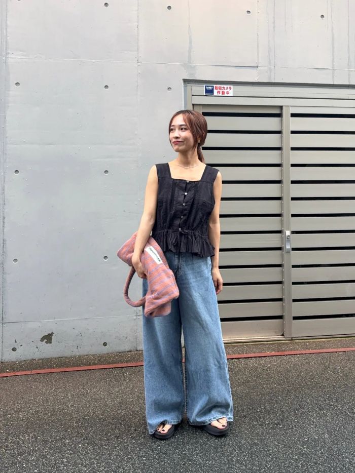 一枚で主役級ノースリブラウス。
ノースリで着るのがイチオシですが、中にカットソー入れても。
ウエスト部分はベルト紐になっているので
調節ができて細見え。
