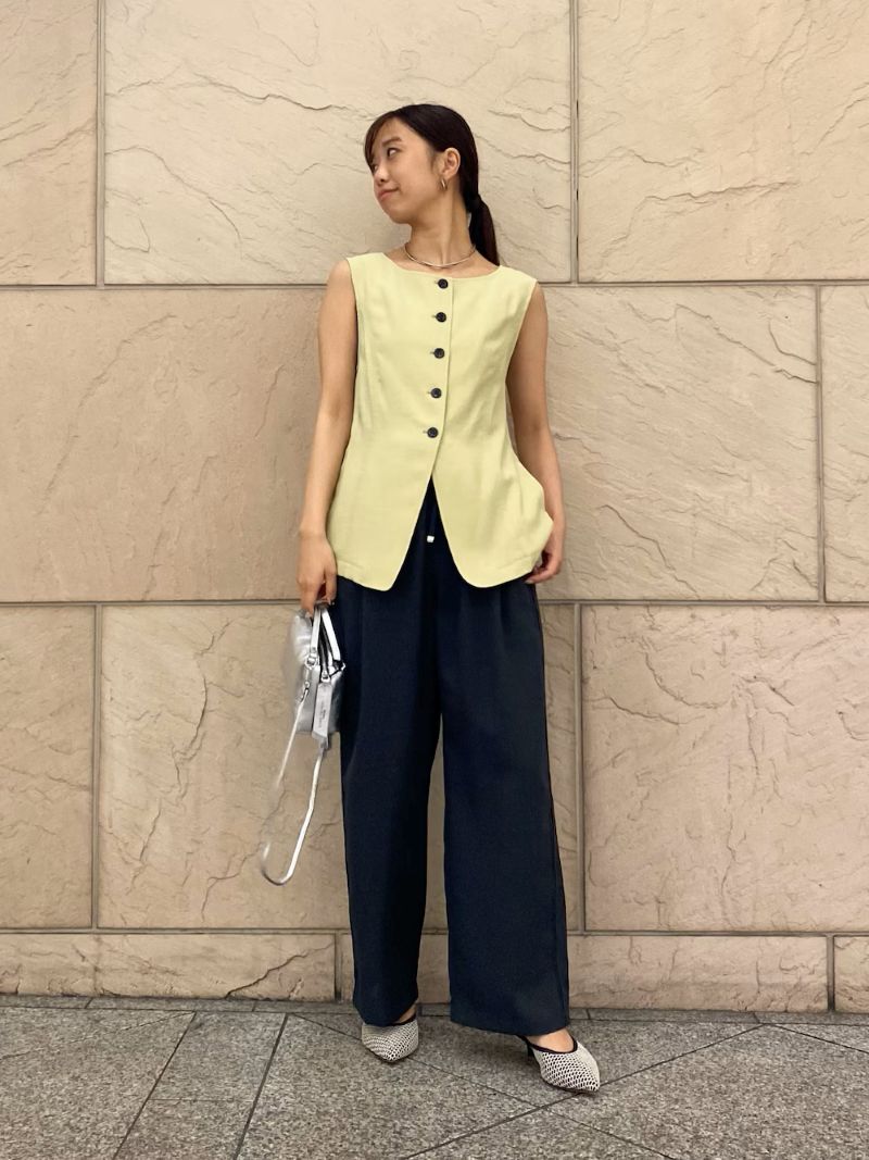 〈トップス〉
CHIGNONのジレトップス
レイヤードもできるアイテムですが
わたしは一枚でヘルシーに着たい！
麻ブレンドのさらっと軽い素材ですが
ポケットありで機能性も◎
ウエストがいい感じにくびれて見えるので
パンツとさらりと合わせるのがおすすめです。