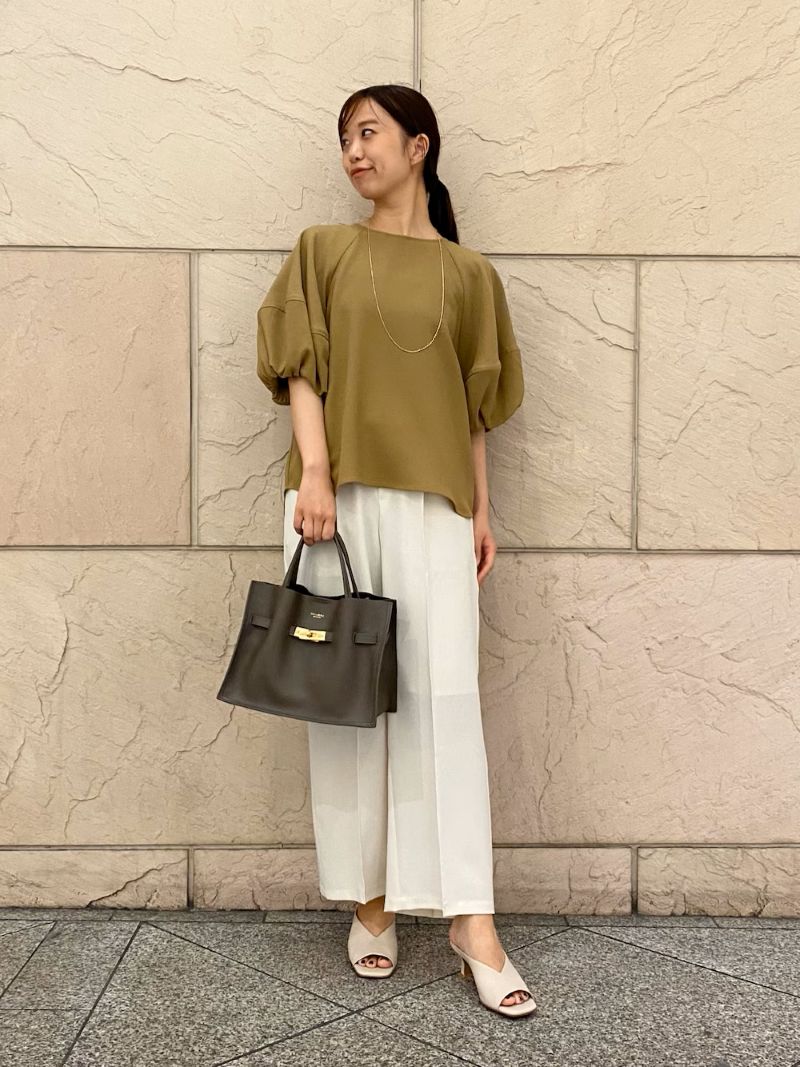 〈トップス〉
ROSSOのボリューム袖ブラウス
肘くらいまである5分袖なので
羽織なしでそのまま着れて◎
ラグランスリーブが肩周りを華奢に見せてくれるのも嬉しい！
出して着ていい感じに着れる服ですが
センタープレスありのパンツと合わせてさらにスッキリ着ました！